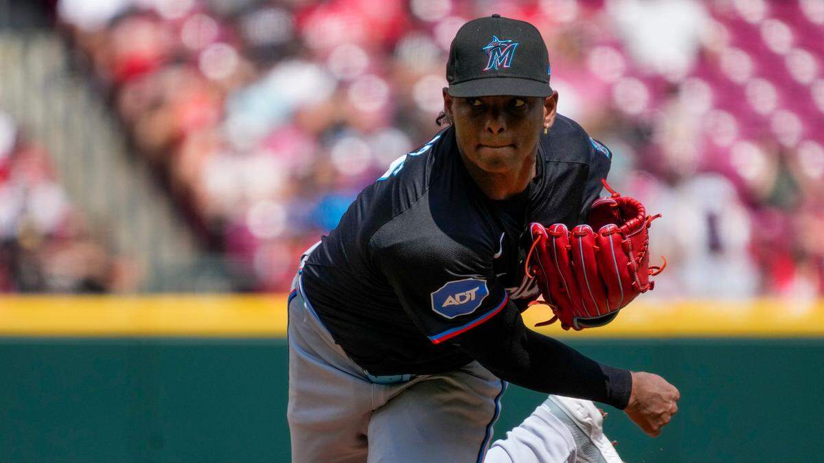 El abridor de los Marlins, Edward Cabrera, lanza en la primera entrada del partido ante los Rojos, celebrado el 13 de julio de 2024  en el Great American Ball Park, en Cincinnati.
