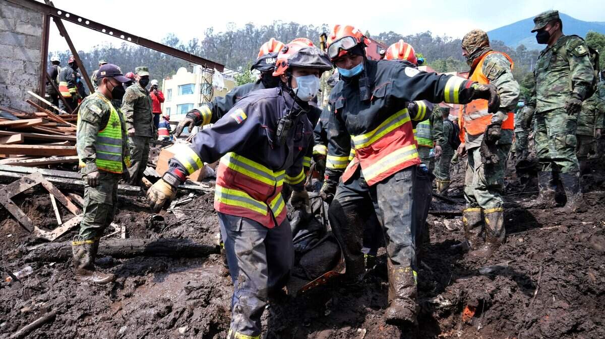 Rescatistas recuperan un cuerpo el día después de que una ladera debilitada por la lluvia colapsara y trajera olas de lodo sobre el área de La Gasca en Quito, Ecuador, el miércoles 2 de febrero de 2022.