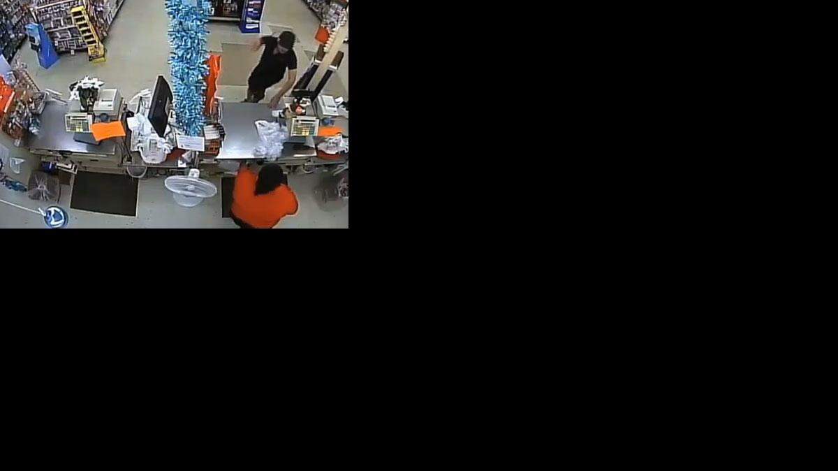 La policía espera que el video donde se puede apreciar con claridad al ladrón ayude a los detectives asignados al caso a localizar al malhechor.