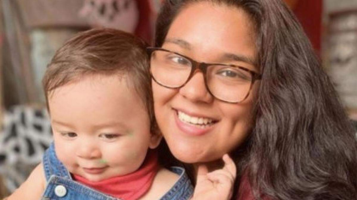 Mateo Alejandro Montufar-Barrera con su madre Leslie Bamaca 
