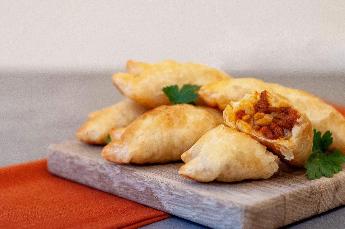 Empanadas de sobrasada española o chorizo mexicano.