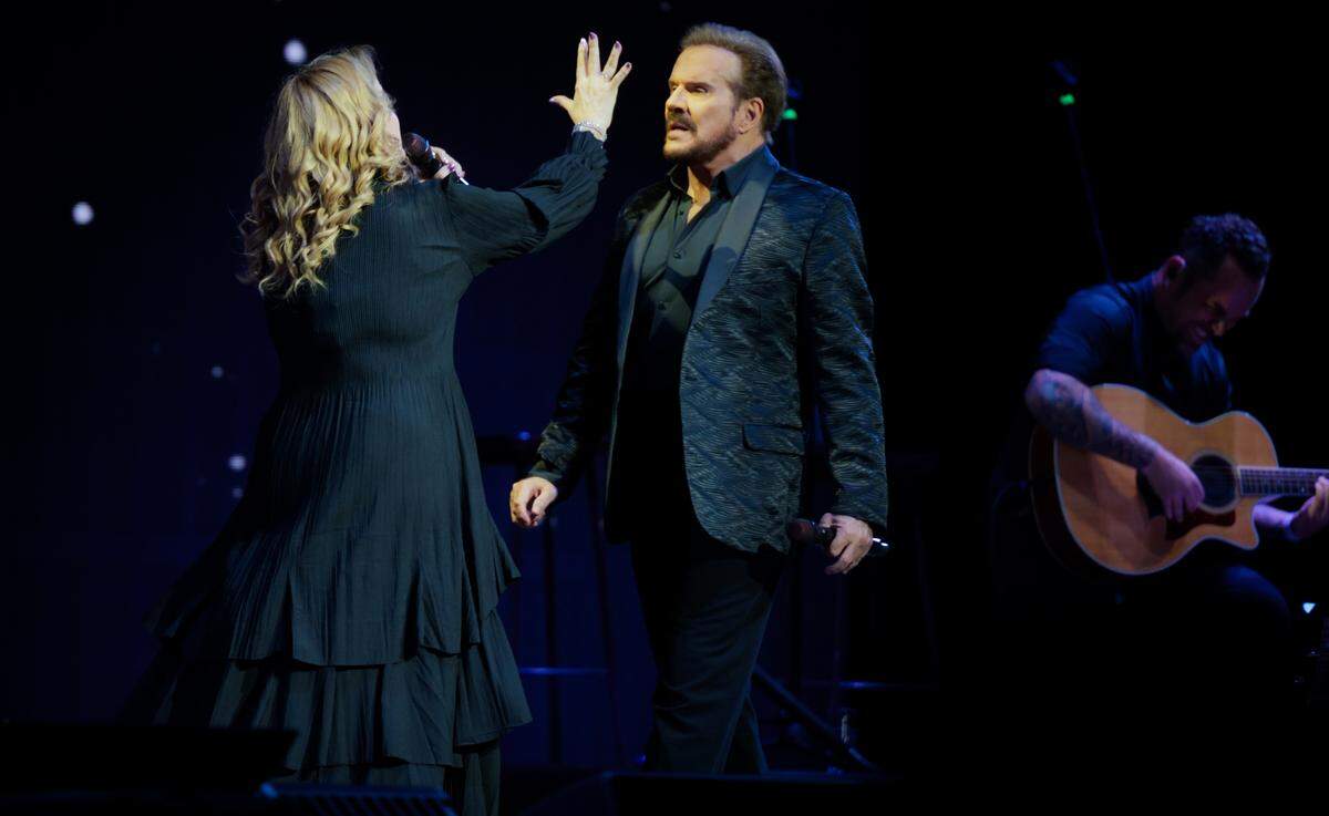 Han pasado más de cuarenta años desde que dos hermanos argentinos, Lucía y Joaquín Galán, transformaron una discusión de pareja en una canción. Entre reproches, reconciliaciones y traiciones puestas en escena, sus canciones han acompañado a varias generaciones en América y Europa, convirtiendo el melodrama amoroso en espectáculo popular.