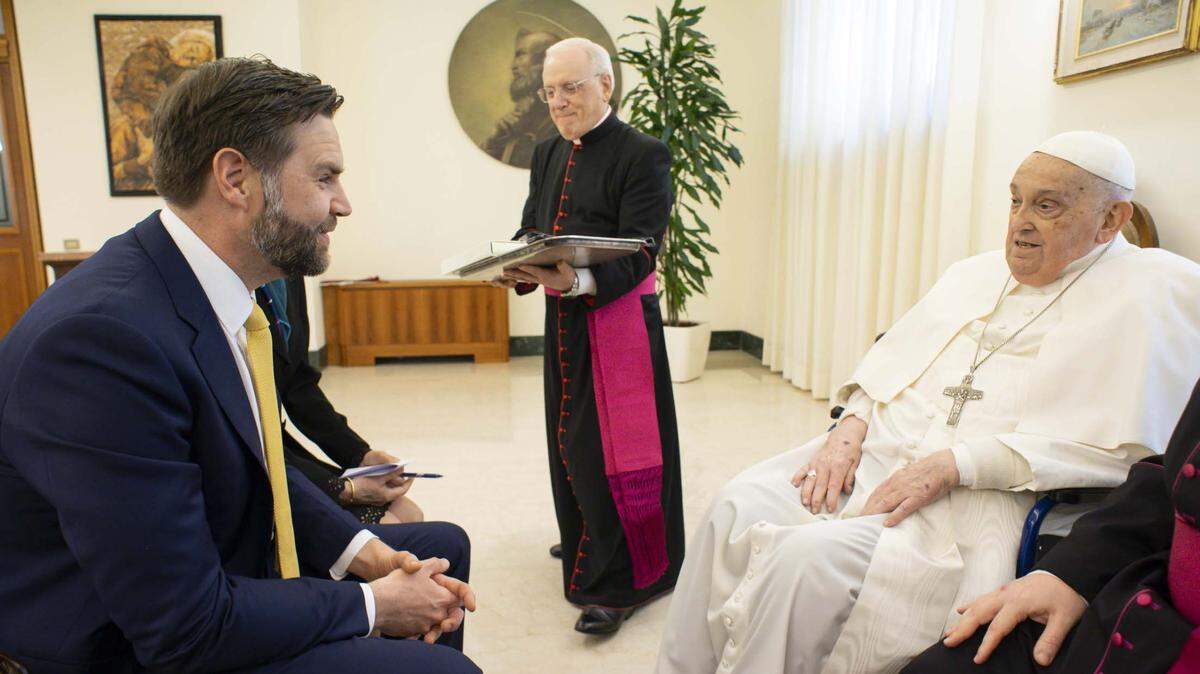 El papa Francisco recibe al vicepresidente de Estados Unidos, JD Vance, el domingo 20 de abril de 2025, en el Vaticano.
