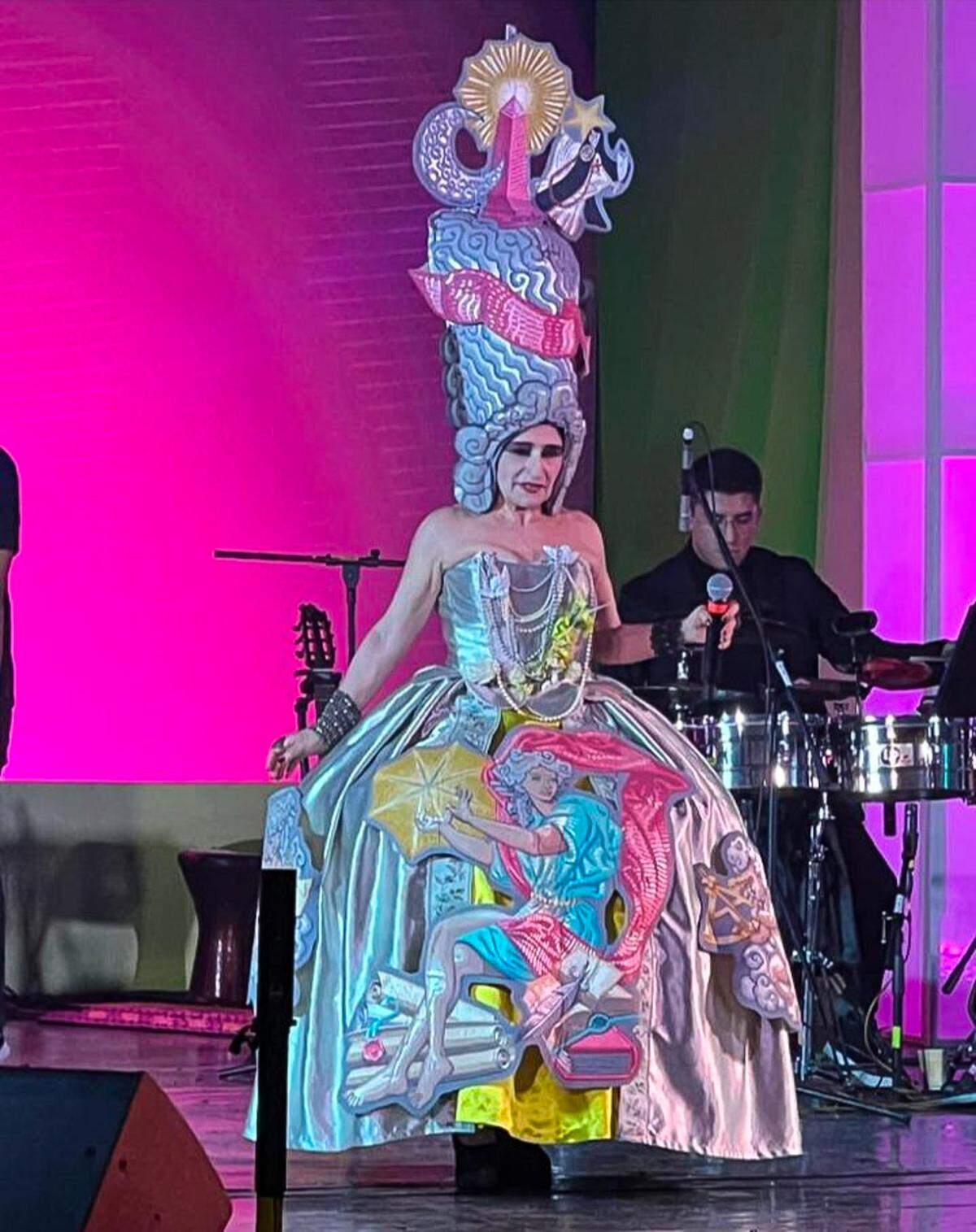 Cuerpo, historia y fantasía se entrelazan en una puesta en escena que desafía los límites del teatro y el arte performativo, lo tradicional y lo contemporáneo. “La pluma y la espada” es la historia de una mujer que se convierte en muchas.