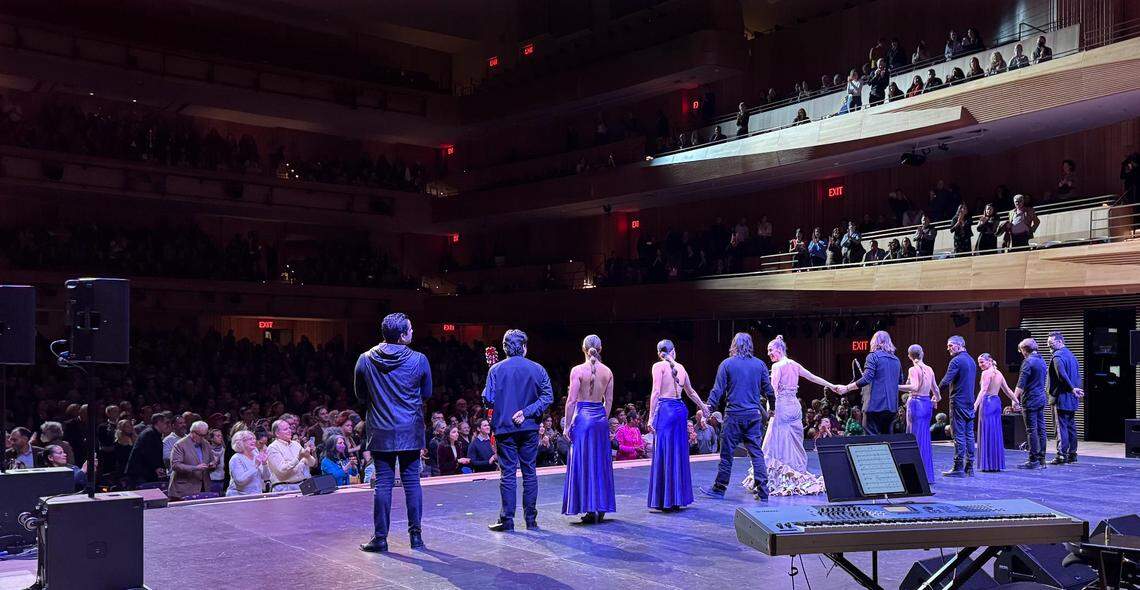  Siudy Garrido Flamenco Company recibe la ovación de pie del público que asistió al Lincoln Center de Nueva York para ver “Bailaora: mis pies son mi voz”.