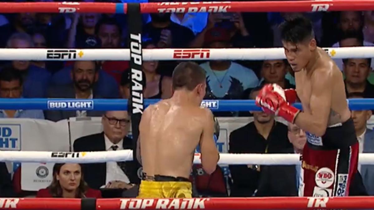 Emanuel Navarrete (der.) y Oscar Valdez le regalaron a la afición una batalla que será recordada por mucho tiempo, pero que llevó el sello indeleble del “Vaquero”, que se impuso por decisión unánime en la pelea celebrada en Glendale, Arizona.