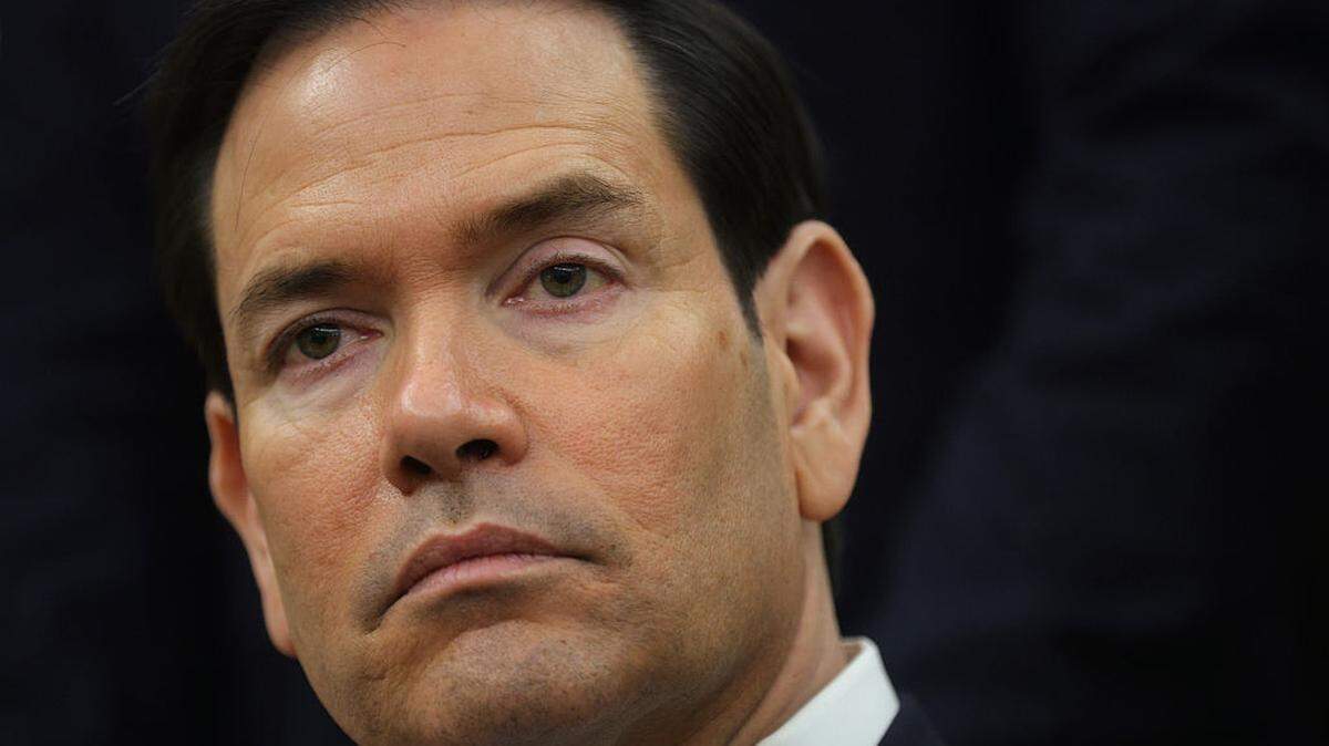 El secretario de Estado de Estados Unidos, Marco Rubio, participa en una reunión en el Despacho Oval de la Casa Blanca, en Washington, DC, el 17 de marzo de 2026.
