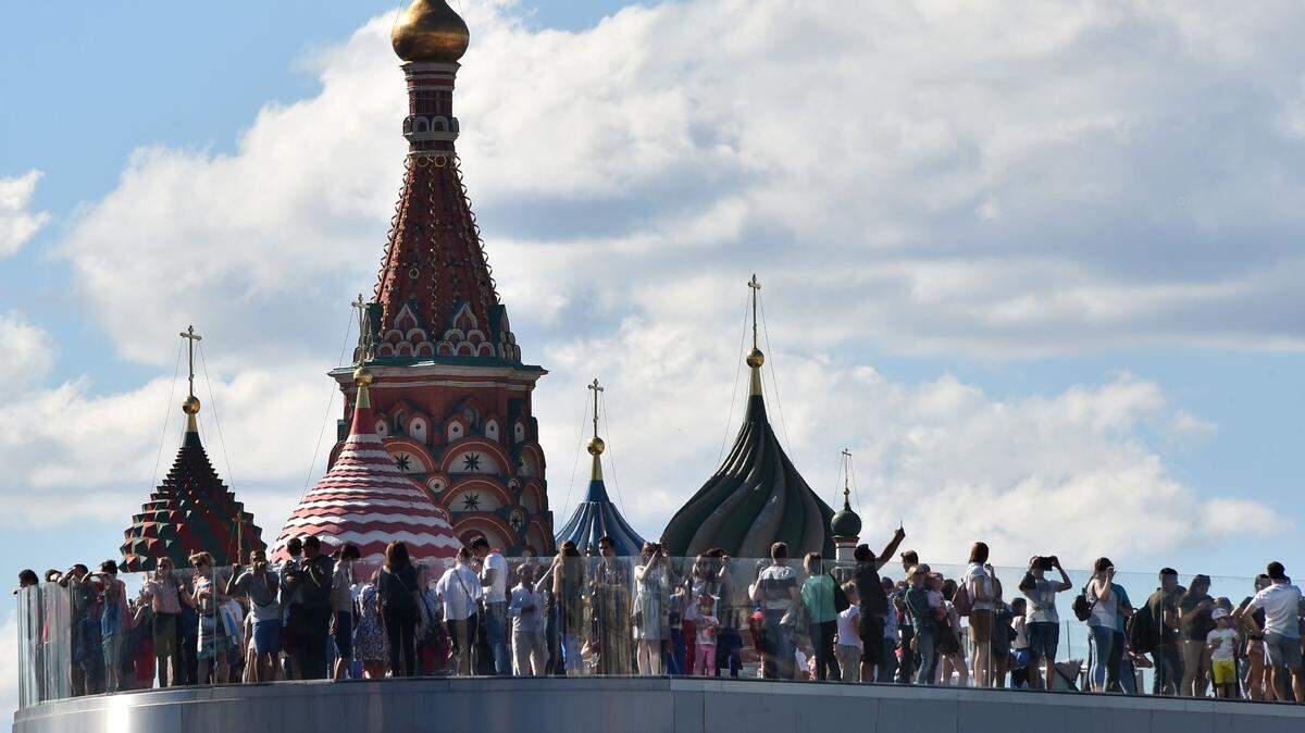 Un grupo de turistas disfrutan de la vista desde una plataforma de observación con vistas al río Moscú frente al Kremlin, el 2 de julio de 2018.