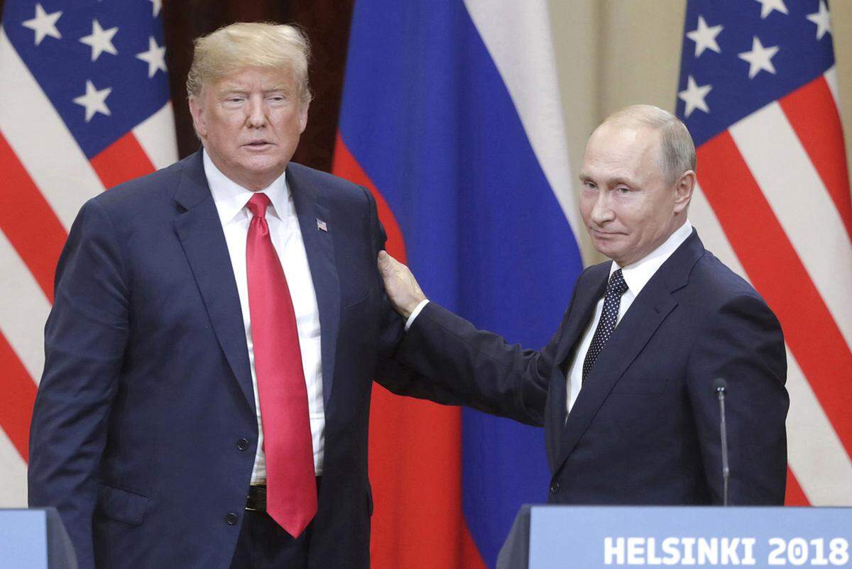 Foto de archivo. El expresidente de Estados Unidos Donald Trump (izq.) con el mandatario ruso Vladimir Putin durante una conferencia de prensa el 16 de julio de 2018 en Helsinki, Finlandia.