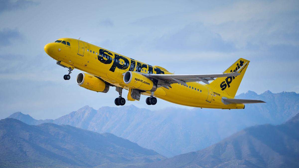 La abuela del niño de 6 años que Spirit Airlines puso en el vuelo equivocado acusó a la aerolínea de mentir sobre el error y la confusión.