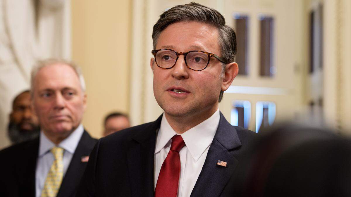 El presidente de la Cámara de Representantes, Mike Johnson (republicano por Luisiana), habla con los medios en el Capitolio en Washington D.C., el miércoles 2 de julio de 2025.
