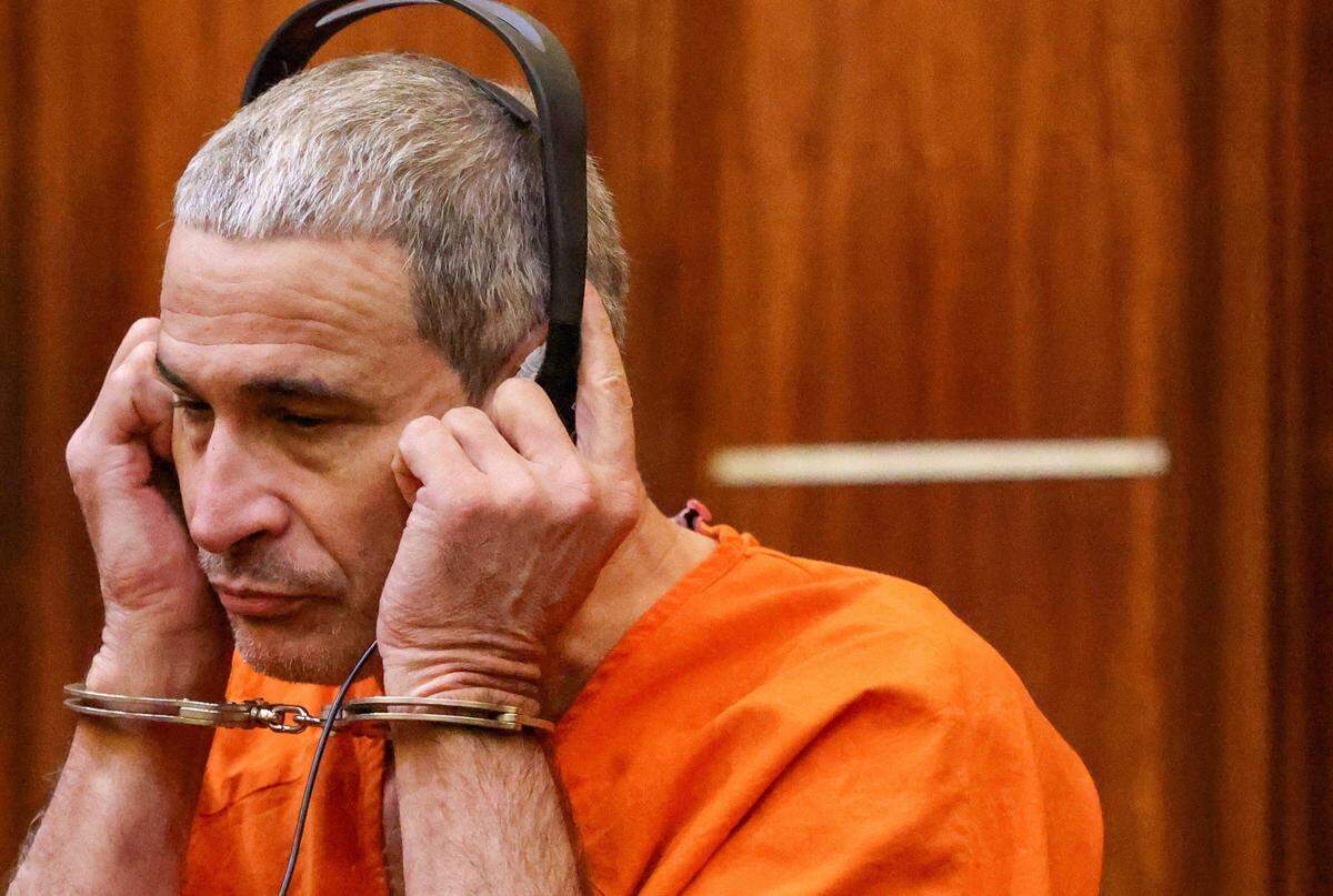 Osmel Lugo Gutiérrez se coloca unos auriculares mientras utiliza un traductor durante su audiencia de sentencia en el Tribunal de Circuito de Miami-Dade. Fue sentenciado a 20 años de prisión el miércoles 14 de enero de 2026 por el asesinato de Franklyn Piñeyro dentro de un supermercado Publix en Coral Gables en 2022.