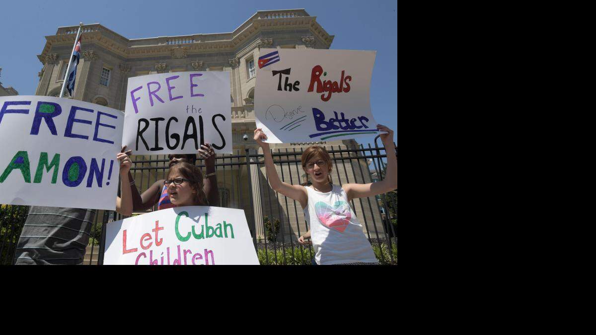Un grupo de personas se manifiesta el miércoles 17 de mayo de 2017, frente a la Embajada de Cuba, para reivindicar la libertad educativa en la isla y el derecho de los padres a poder escoger la educación que deseen para sus hijos, en Washington (EE.UU.). Tras la detención por parte de las autoridades cubanas del pastor Ramón Rigal y su esposa, Adya, el pasado febrero por decidir educar a sus hijos en casa, la organización HSLDA, dedicada a la promoción de este tipo de modelo educativo en EEUU, convocó una protesta al respecto. 