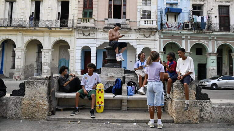 Bebida de moda entre jóvenes en Cuba manda a varios al hospital. Una necesitó ventilación mecánica