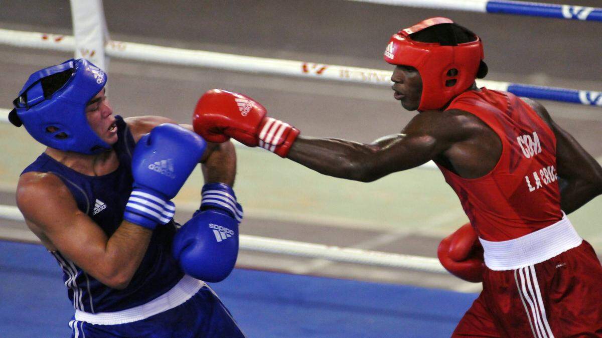 Julio César La Cruz (der.) en una foto de archivo el 9 de junio del 2013. El boxeador cubano derrotó al mexicano Rogelio Romero este lunes, en su debut en el Mundial de boxeo aficionado que se disputa en Hamburgo, Alemania.