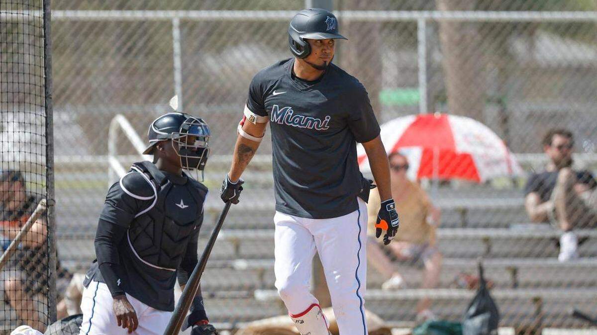 El jugador de campo de los Miami Marlins Luis Arraez camina de regreso después de una sesión de práctica de bateo en vivo en el Estadio Roger Dean Chevrolet en Júpiter, Florida, el martes 21 de febrero de 2023.