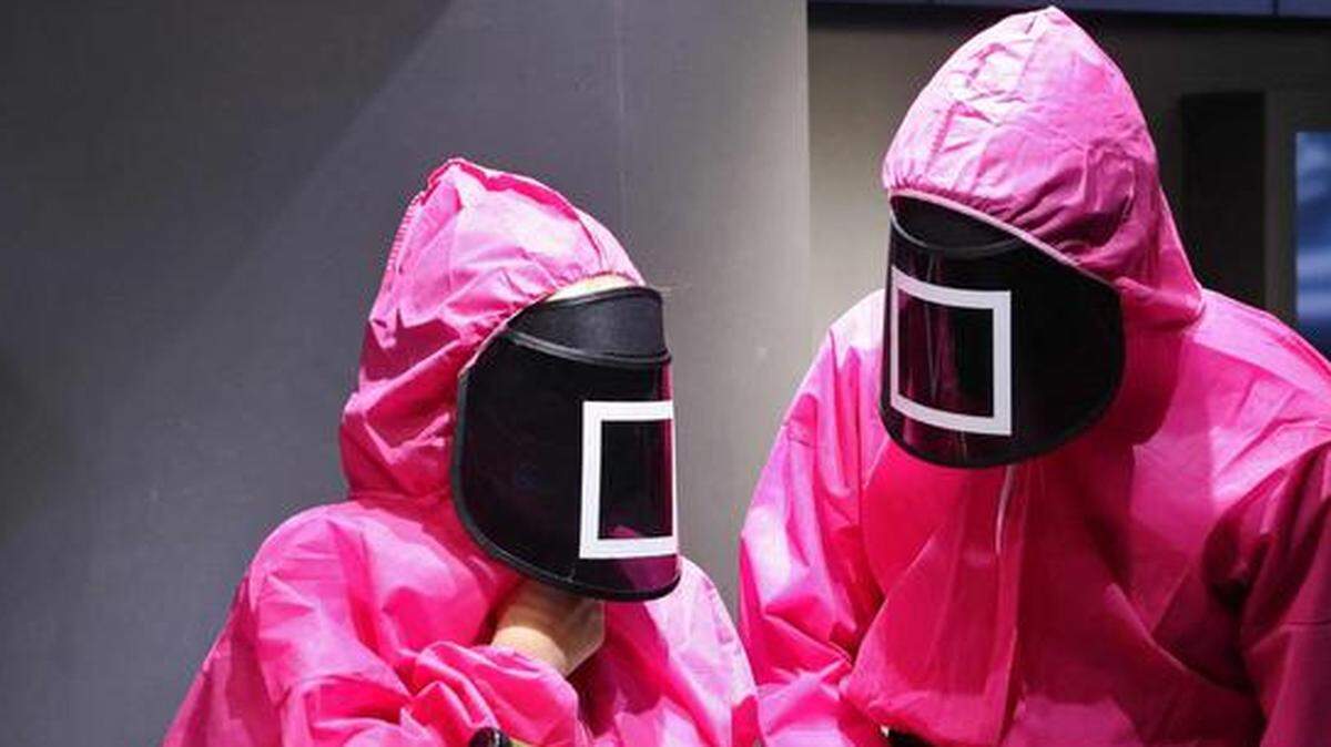 Los participantes participan en un evento en el que juegan los juegos del gran éxito de Netflix “Squid Game” en el Centro Cultural Coreano en Abu Dhabi, el 12 de octubre de 2021. Giuseppe CACACE / AFP/ Getty Images