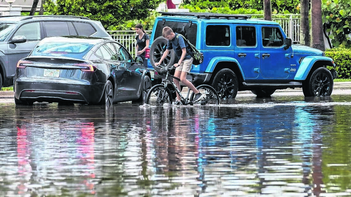 Mareas reales, lluvia y fuertes vientos ponen en alerta a las zonas costeras del sur de Florida