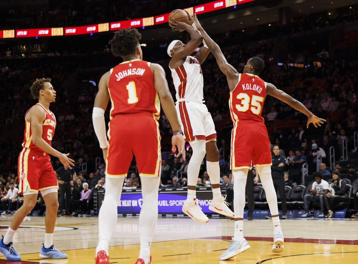 El centro del Heat Bam Adebayo (13) tira al aro ante la marca de Christian Koloko, de los Hawks de Atlanta, en el partido celebrado el 3 de febrero de 2026 en Miami.