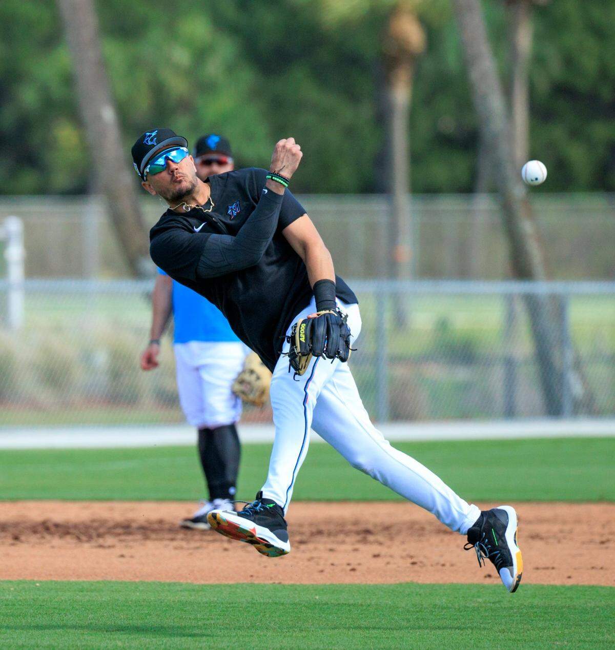 El torpedero de los Marlins Miguel Rojas durante una práctica en el entrenamiento de primavera, el 14 de marzo de 2022 en el Roger Dean Stadium en Jupiter, Florida.