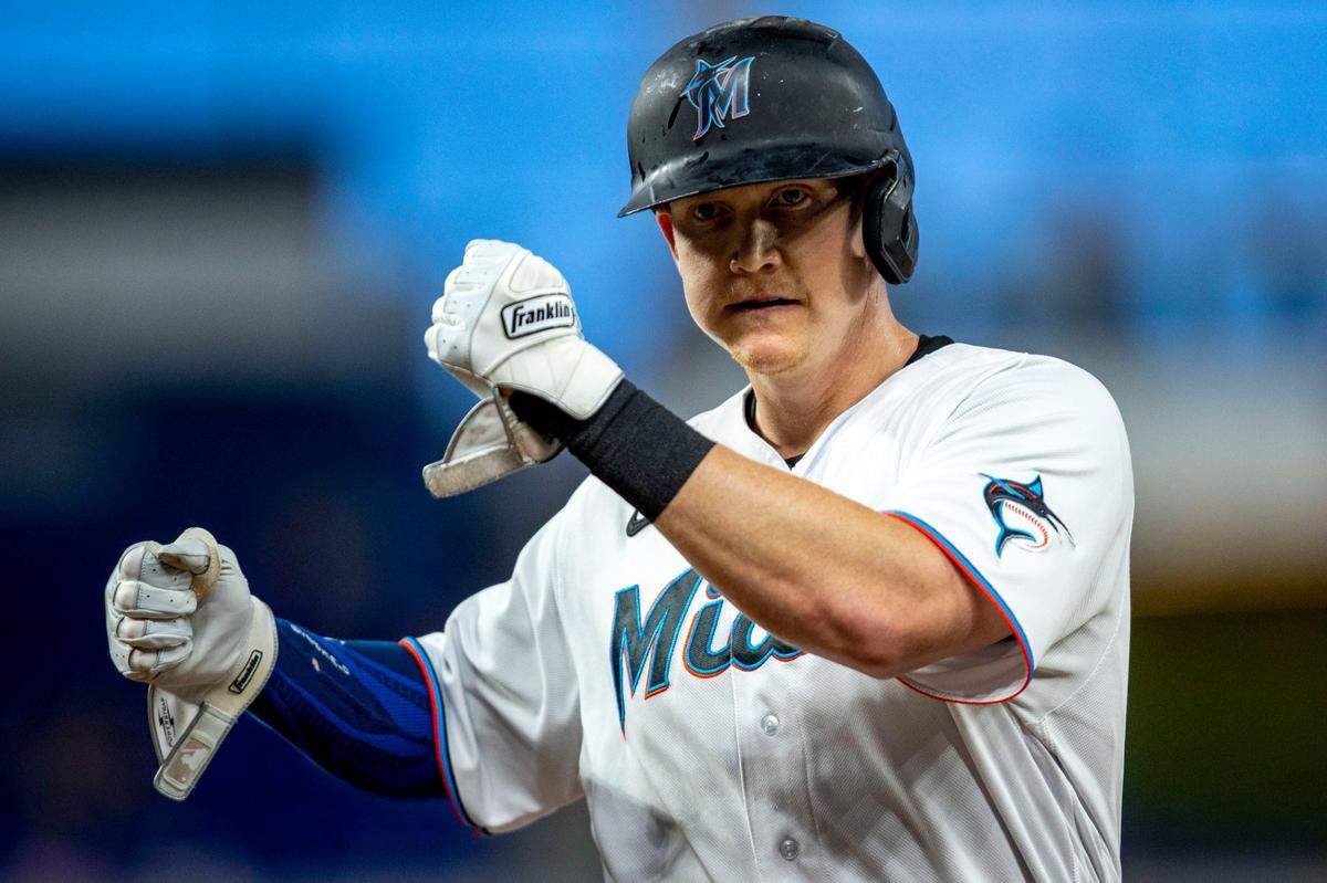 El primera base de los Marlins Garrett Cooper reacciona tras pegar un hit en el primer inning del partido ante los Nacionales de Washington, celebrado el 8 de junio de 2022 en Miami.