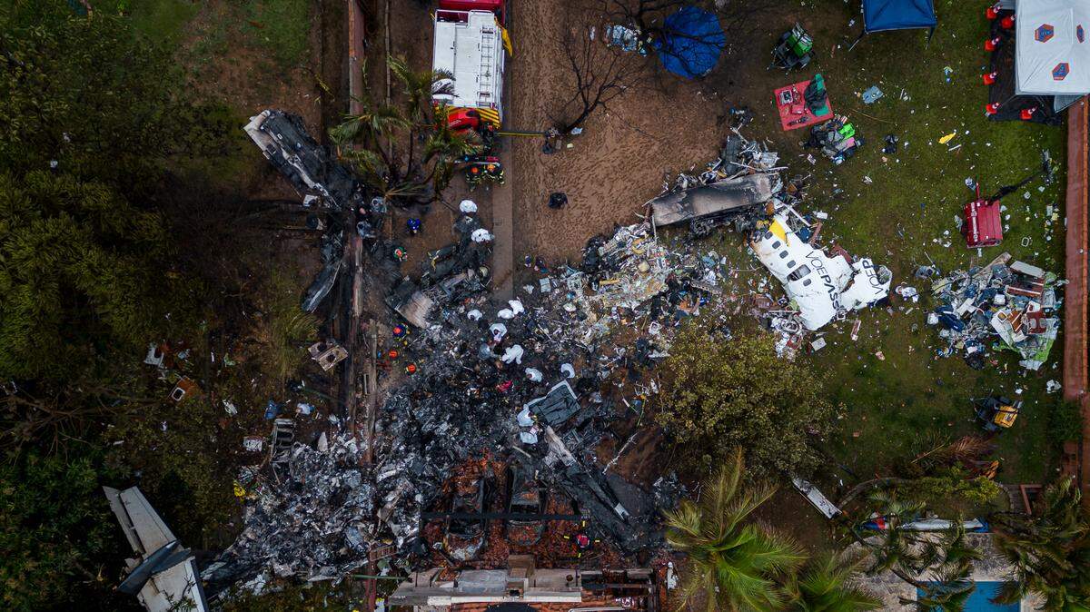 Escombros en el lugar de un accidente aéreo en el estado brasileño de Sao Paulo.