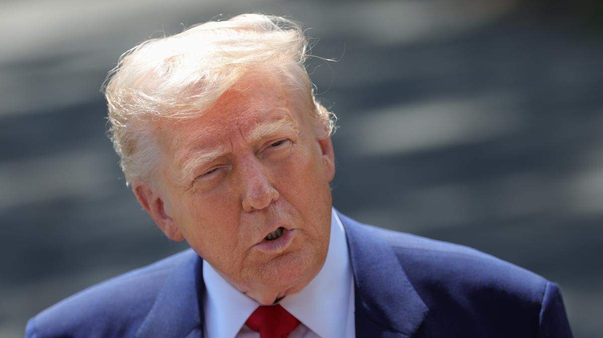 El presidente Donald Trump responde preguntas a periodistas antes de abordar el helicóptero Marine One en la Casa Blanca, el martes 29 de abril de 2025.