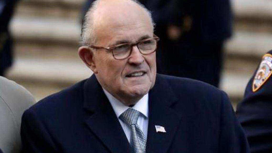 Fotografía de archivo del ex alcalde de la ciudad de Nueva York, Rudy Giuliani, quien llega para el funeral del detective Steven McDonald del NYPD en la catedral de San Patricio en Nueva York, Nueva York, EE.UU., el 13 de enero de 2017. S