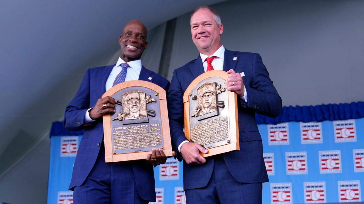 Fred McGriff (izq.) y Scott Rolen posan con las placas que tendrán en el Salón de la Fama, en la ceremonia efectuada el domingo 23 de julio de 2023 en Cooperstown, Nueva York.