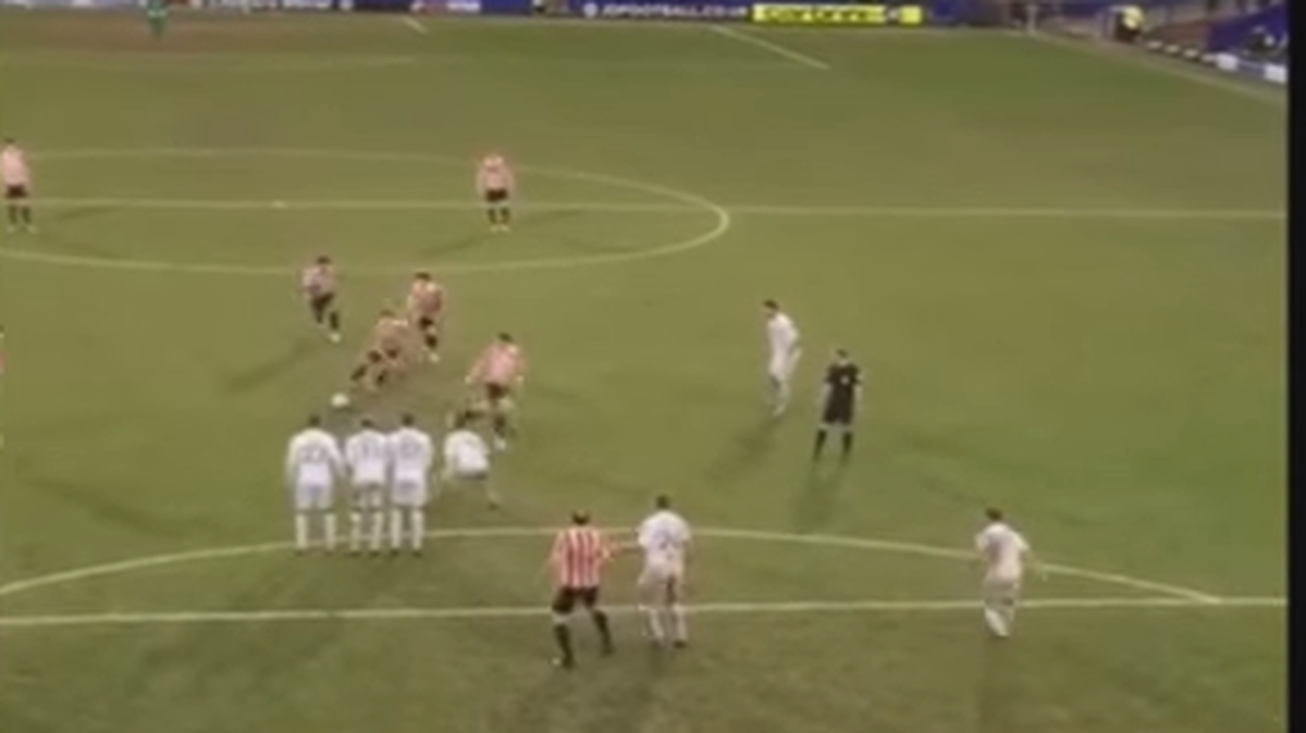 Los jugadores del  Cheltenham Town en su intento por cobrar un tiro libre ante el Tranmere, en la quinta división inglesa.