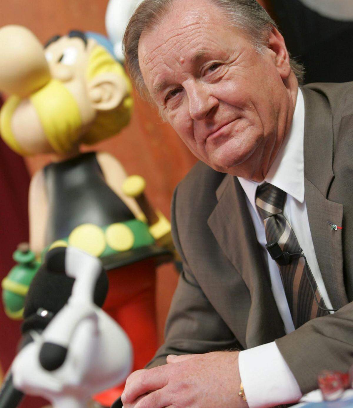 Albert Uderzo presenta el trigésimo tercer álbum de los héroes del cómic Asterix y Obelix ‘Le ciel lui tombe sur la tete’ (El cielo cae sobre su cabeza), en el 2005.