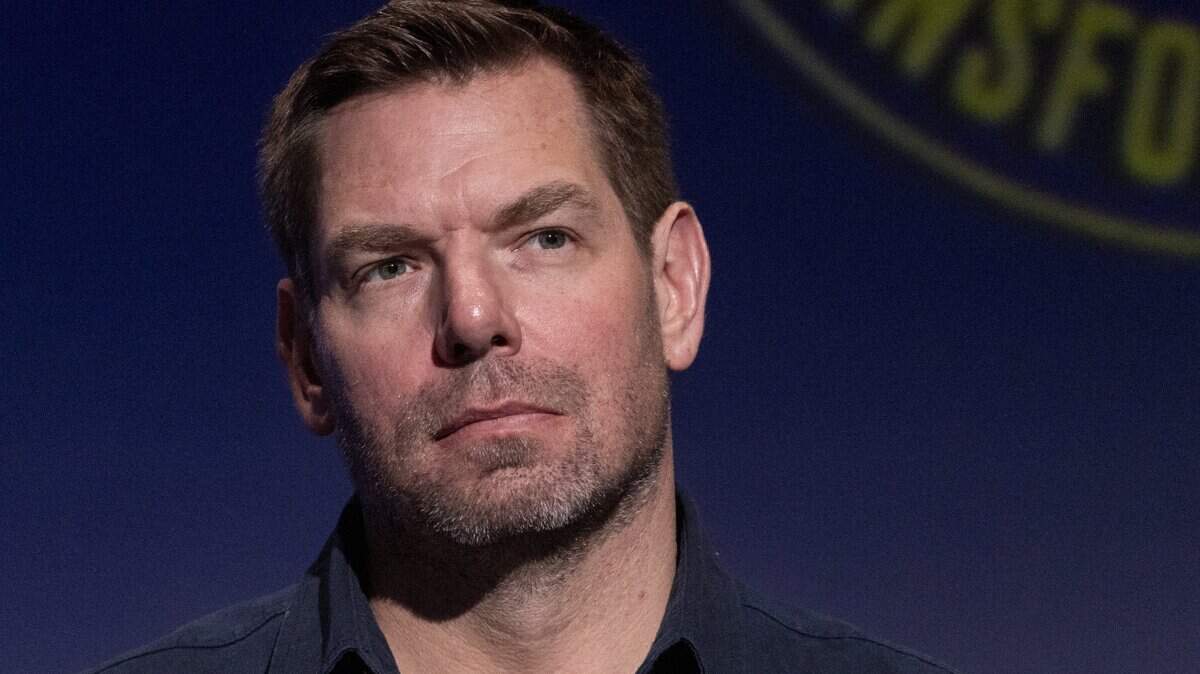 El representante demócrata de Estados Unidos Eric Swalwell asiste al foro de trabajadores de candidatos a gobernador organizado por SEIU-United Service Workers West (SEIU-USWW) en los estudios Meruelo, en Los Ángeles, California, el 10 de enero de 2026.