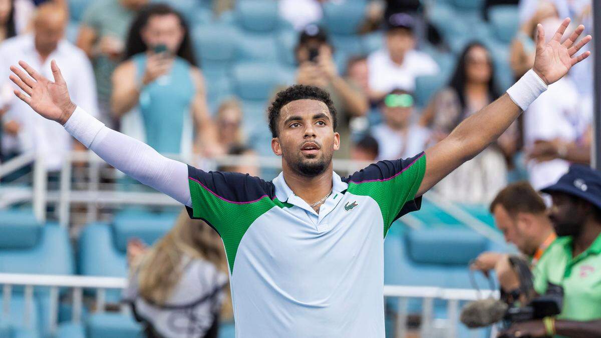 La promesa francesa Arthur Fils dio otra gran sorpresa el miércoles en Miami Open donde firmó una vibrante remontada hasta imponerse por 3-6, 6-3 y 6-4 a Alexander Zverev, que era el primer sembrado del torneo.