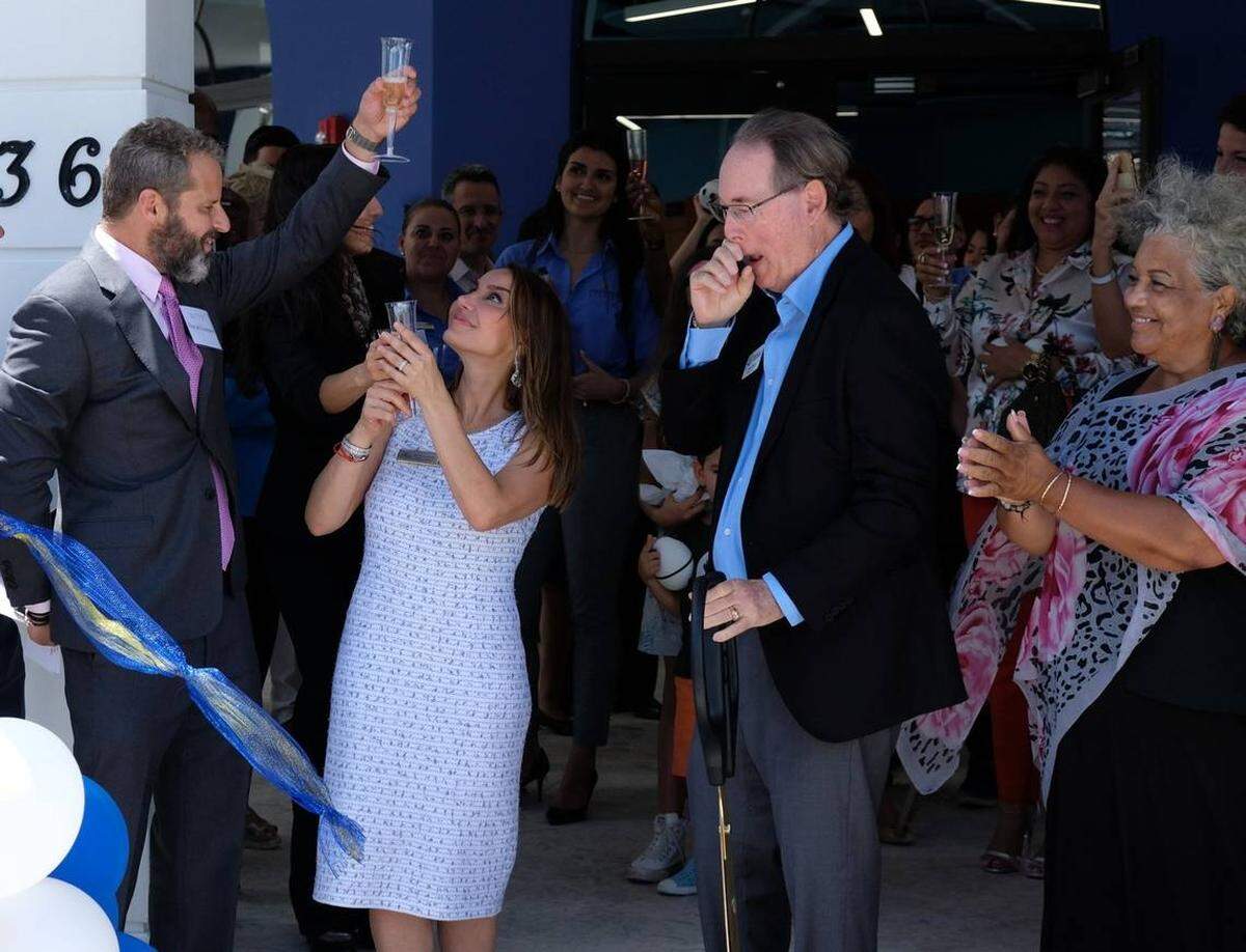 David Centner, a la izquierda, y su esposa Leila, en el centro, en la inauguración de la Academia Centner el 21 de agosto de 2019.