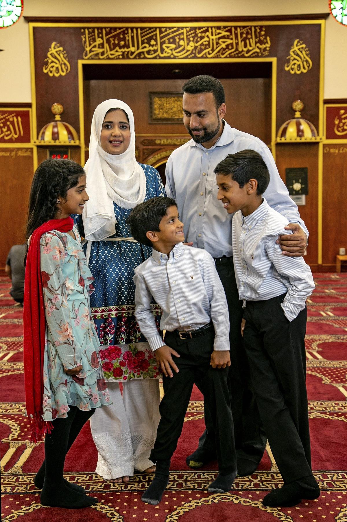 Tehsin Siddiqui y su esposo Azhar Dalal, junto a sus tres hijos, Noor, Hamza y Ameen Dalal, en el Centro Islámico del Gran Miami, en Miami Gardens, el viernes 3 de mayo.