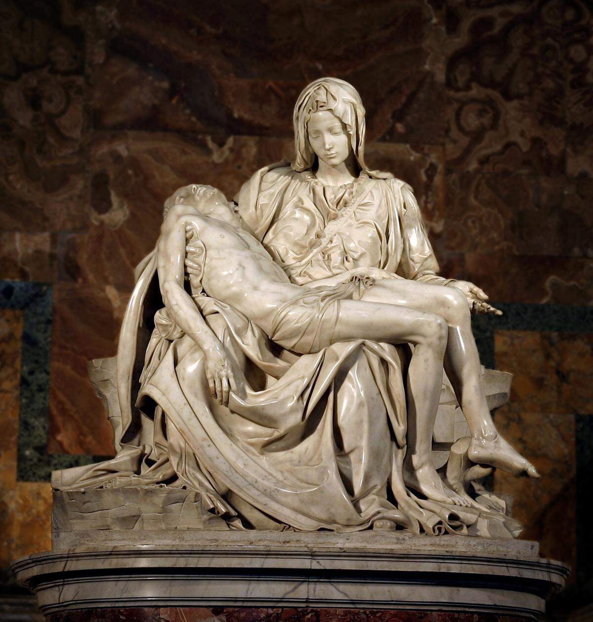 Uno de los grandes tesoros de la Basílica es la famosa obra de Miguel Ángel, la Pietá. 