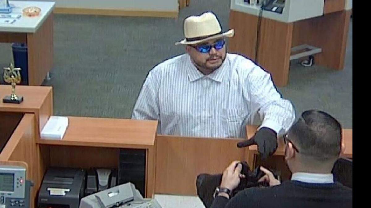 En imágenes de una cámara de vigilancia tomadas en el banco, ubicado en el 14495 Miramar Parkway, puede verse al hombre en la ventanilla del cajero. 