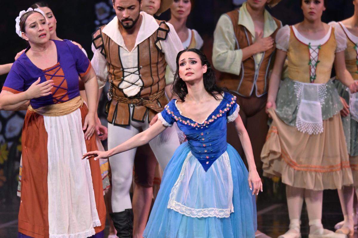(De izquierda a derecha) Alihaydée Carreño (como Berthe, la madre de Giselle), Israel Kaique da Silva (Hilarión), Gretel Batista (Giselle) y el cuerpo de baile, en la función de “Giselle” presentada por Cuban Classical Ballet de Miami (CCBM) el sábado 10 de febrero en el Miami-Dade County Auditorium.