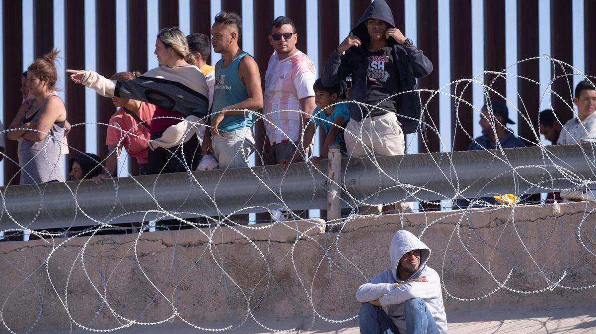 Un grupo de inmigrantes espera para ser procesado por la Patrulla Fronteriza de Estados Unidos, entre El Paso, Texas, y Ciudad Juárez, México, el martes 19 de septiembre de 2023.