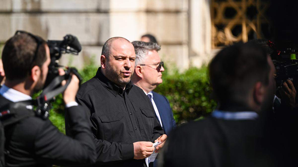El ministro de Defensa de Ucrania, Rustem Umerov (c), habla con la prensa en Estambul, Turquía, el lunes 2 de junio de 2025. La última ronda de conversaciones de paz entre Ucrania y Rusia, celebrada el lunes en Estambul bajo mediación turca, concluyó con lo que los funcionarios describieron como algunos avances positivos, particularmente en asuntos humanitarios.