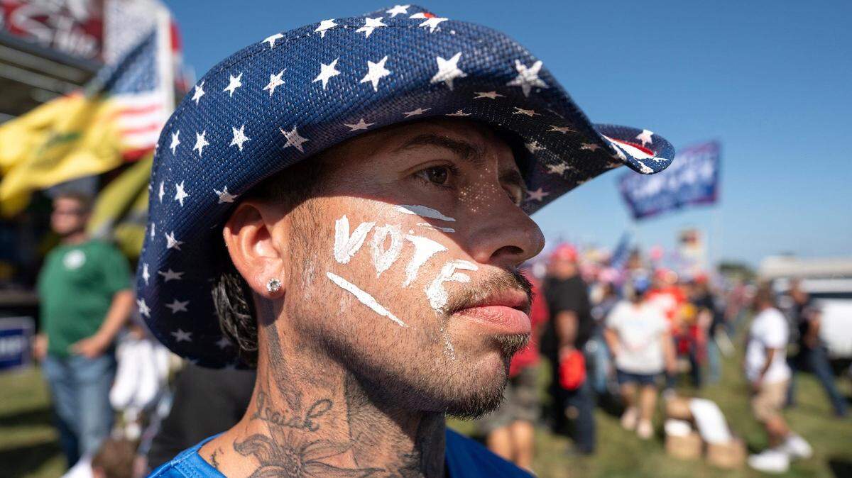 Chris Quintanilla, un residente de Flint, Michigan, espera para entrar a un evento con el expresidente Donald Trump el Centro Financiero Dort, en Flint, el martes 17 de septiembre de 2024.