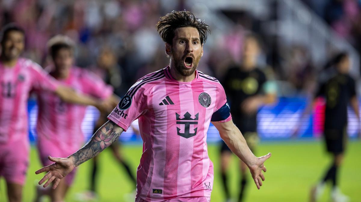 El delantero del Inter Miami Lionel Messi celebra tras anotar un gol ante LAFC, en el partido de vuelta de cuartos de final de la Liga de Campeones de la Concacaf, efectuado el 9 de abril de 2025 en el Chase Stadium en Fort Lauderdale, Florida.