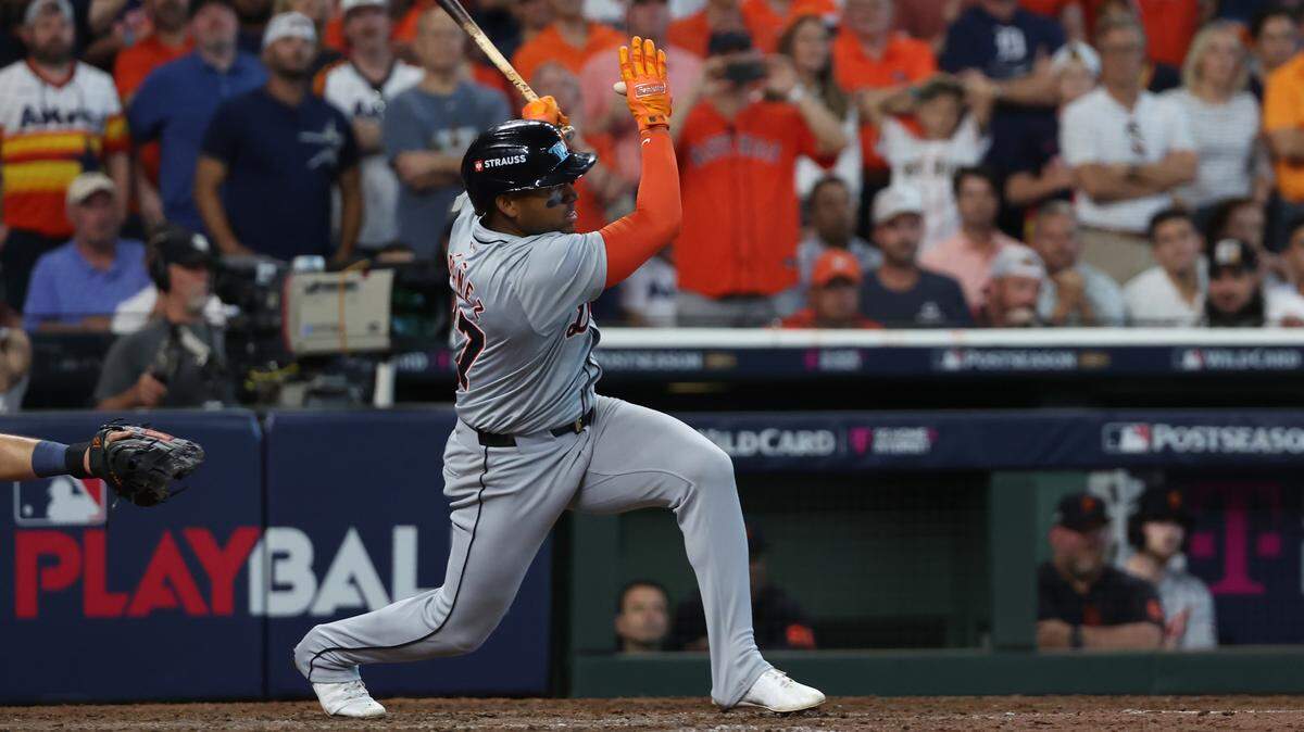 El cubano Andy Ibáñez vino de emergente por los Tigres de Detroit en el octavo inning y pegó un doble remolcador de tres carreras que decidió el triunfo de su equipo ante los Astros, en el partido de la Ronda de Comodines celebrado el 2 de octubre de 2024 en Houston.