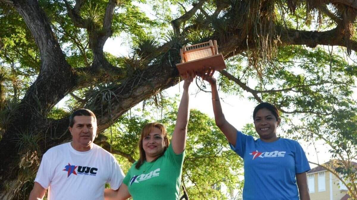 La réplica de la cuna de Fidel y Raúl Castro, fue entregada a los dirigentes de la UJC y la OPJM.