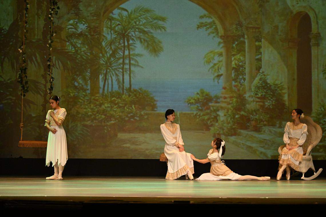 El elenco de Arts Ballet Theatre of Florida (ABTF) que bailará “Tarde en la Siesta” de Alberto Méndez en la Gala de Primavera: Kanon Tanaka (como Esperanza), Mayu Kanazawa (como Dulce), Qian Hui Tan (como Soledad) y Yayoi Sasaki (como Consuelo). 