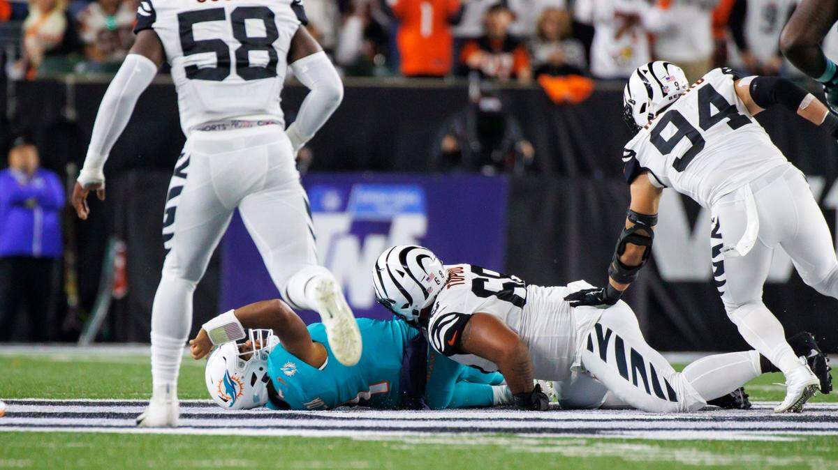 El quarterback Tua Tagovailoa sufrió lesiones en el cuello y la cabeza tras ser capturado y derribado en el partido del jueves entre los Dolphins de Miami y los Bengals, el 29 de septiembre de 2022 en Cincinnati.