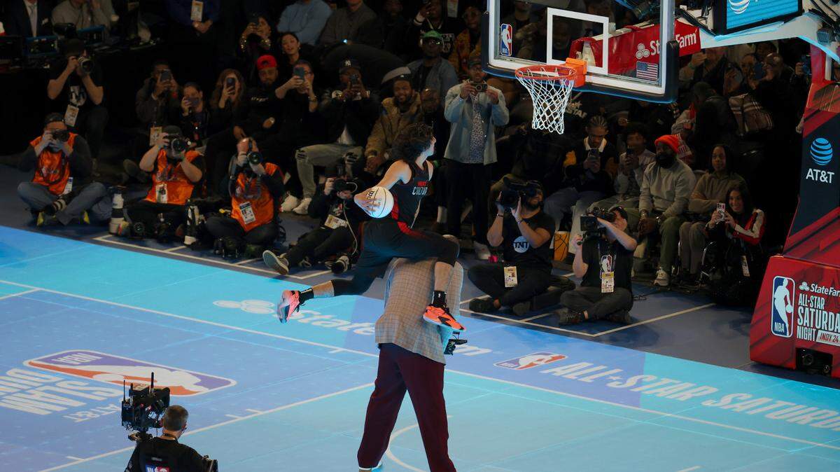 El novato del Heat Jaime Jáquez Jr. salta por encima de Shaquille O’Neal en el Concurso de Clavadas, durante las competencias en el Juego de las Estrellas, celebrado el 17 de febrero de 2024 en Indianápolis.