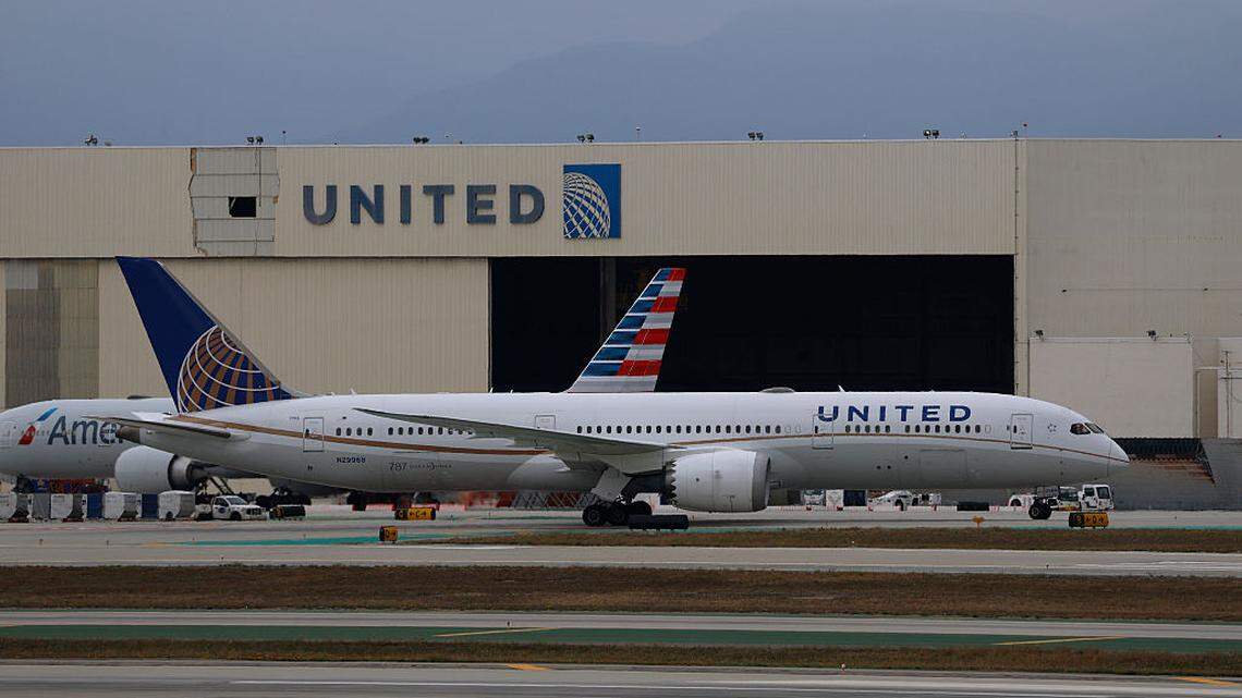 Un avión de United Airlines se desplaza por el Aeropuerto Internacional de Los Ángeles el martes, 21 de abril de 2026, en Los Ángeles, California.
