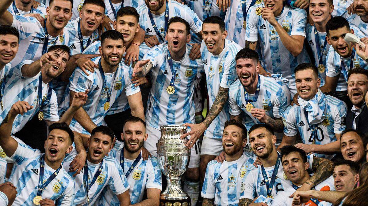El capitán de Argentina Lionel Messi (centro) celebra con sus compañeros de equipo el título de campeón de la Copa América 2021 tras derrotar en la final a Brasil, en el partido celebrado en el Estadio Maracaná de Río de Janeiro, el 10 de julio de 2021. 
