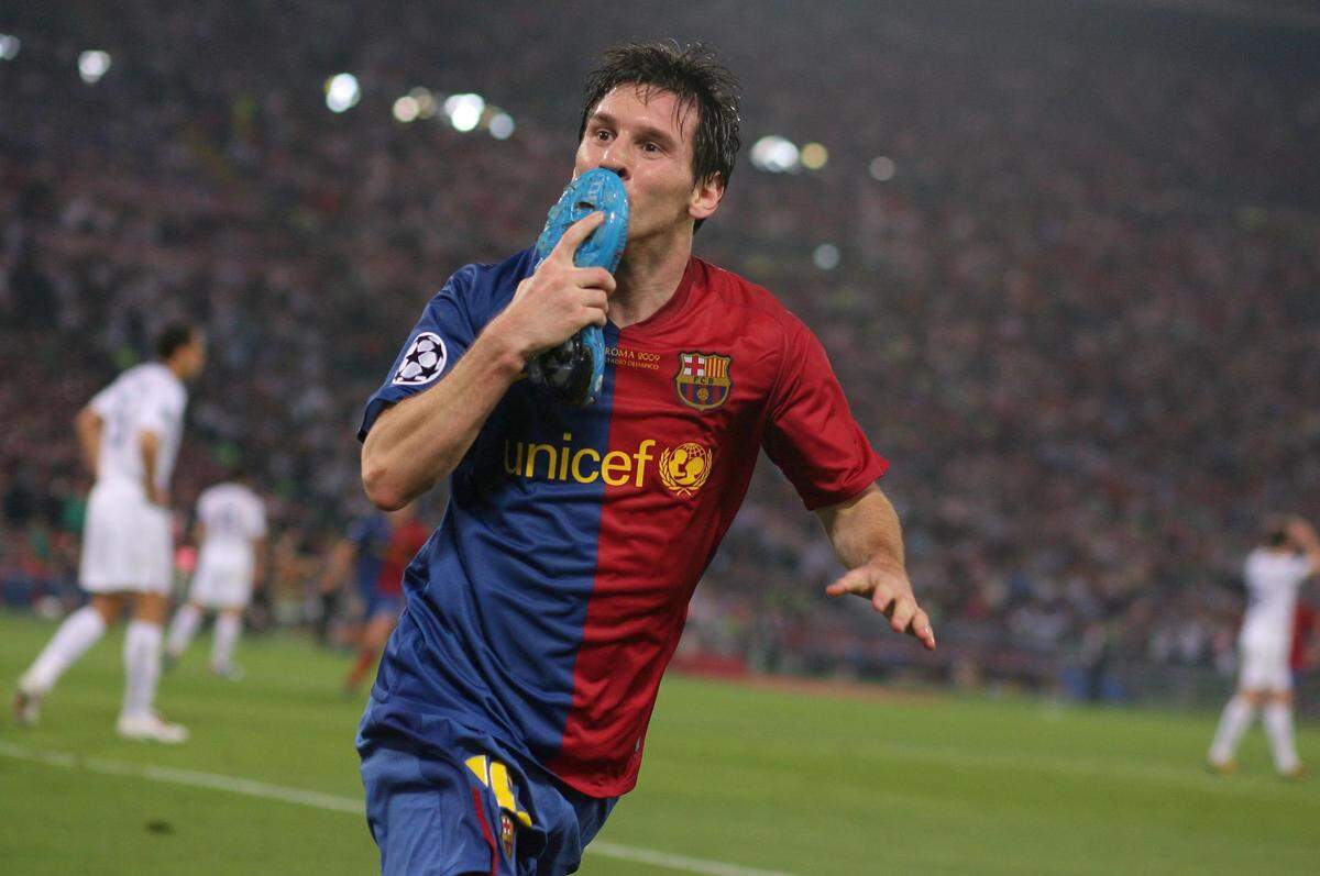 Lionel Messi besa su bota azul tras marcar el segundo gol de Barcelona contra el Manchester United en la final de la Champions League de 2009. 